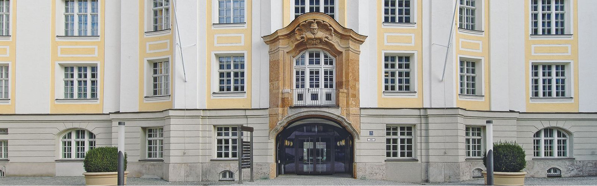 Исторические окна с классическими линиями